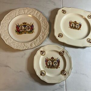 Royal family Elegant Cream Dinner Plate Set.  Made in England.  EUC!
